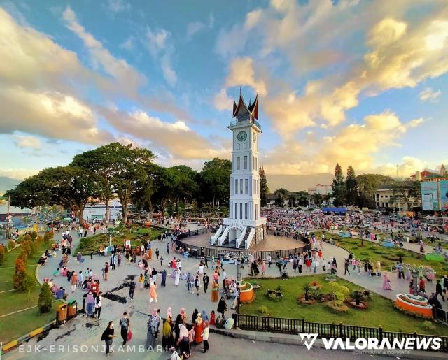 Kepala Dinas Kesehatan Kabupaten Kepulauan Mentawai, Lahmuddin Siregar bersama istri, Puji Rahayu usai menjalani proses wisuda di Universitas Fort De Kock di Bukittinggi, pekan lalu. (istimewa)
