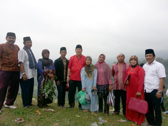 Anggota Fraksi PDIP DPR RI Alex Indra Lukman (pakai peci berbaju merah) saat kampanye pemilu 2014 la