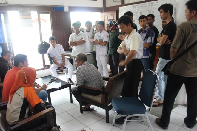 Pemilih menggunakan KTP, mendatangi kantor KPU Sumbar pada pilpres 2014 lalu. Mereka mengadukan pers