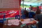 Sejumlah petugas TPS 7 Kelurahan Surau Gadang, Kecamatan Nanggalo, Padang, bersiap jelang proses rek