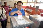 Ketua DPD RI, Irman Gusman memberikan hak suaranya di TPS 8 Komplek SDN 36 Cengkeh, Kecamatan Lubukb
