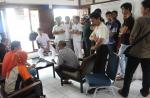Pemilih menggunakan KTP, mendatangi kantor KPU Sumbar pada pilpres 2014 lalu. Mereka mengadukan pers