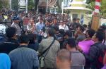 Kabid Humas Polda Sumbar, AKBP Syamsi menjawab orasi massa dari Wartawan Anti Kekerasan Sumbar terka