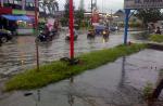 Ruas jalan depan SPBU Gunung Pangilun ini, selalu jadi langganan genangan air. Pemerintah diharapkan