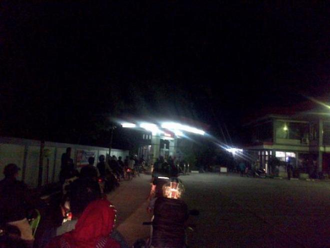 Antrian pengendara motor di SPBU Khatib Sulaiman Padang, saat kenaikan harga BBM, beberapa waktu lal