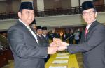 Wakil Ketua Sementara DPRD Sumbar, Liswandi (kanan) menyerahkan palu sidang kepada ketua DPRD Sumbar