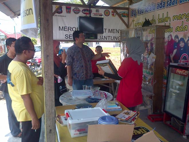 Ketua KPU RI Husni Kamil Manik berbincang dengan pengurus taman bacaan keluarga di RT 07/ RW I Kelur