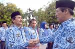 Kabag Humas DPRD Sumbar Erdi Janur disalami Plt Sekwan Delvi, usai diberikan penghargaan Satyalancan