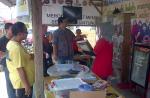 Ketua KPU RI Husni Kamil Manik berbincang dengan pengurus taman bacaan keluarga di RT 07/ RW I Kelur