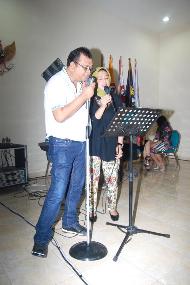 Ketua DRPD Sumbar, Hendra Irwan Rahim bersama istri, Ny Yudi Hendra Irwan Rahim melantunkan tembang
