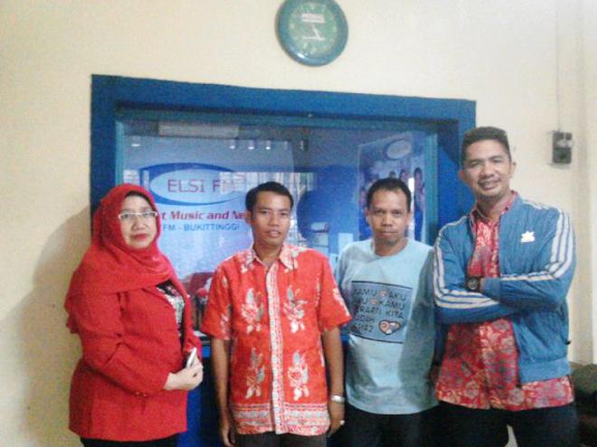 Wakil Ketua KPID Sumbar, Afriendi bersama Rino Zulyadi (Ketua Bidang Pengawasan KPID Sumbar), foto b