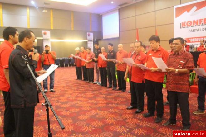 Ketua DPP PDIP, Nursiwan Sujono melantik pengurus DPD PDIP Sumbar usai Konferda IV di Inna Muara Hot