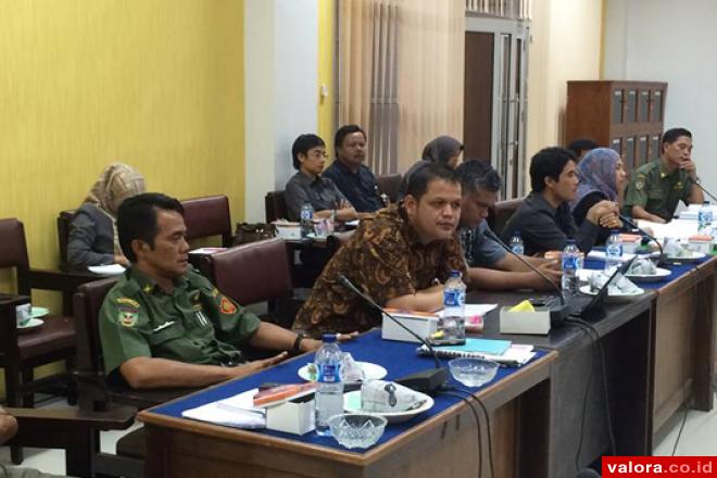 Hearing yang digelar Komisi I DPRD Sijunjung menghadirkan SKPD terkait dan komisioner KPU setempat, Senin (23/3/2015). Pembahasan utama soal penganggaran pendanaan pilkada. (foto Humas KPU Sijunjung)