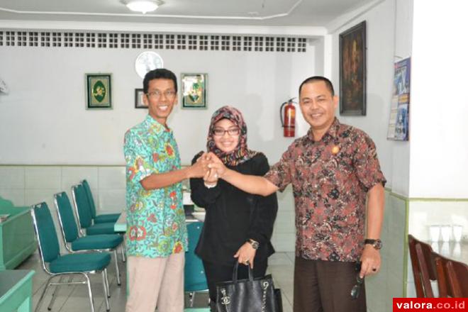 Penyelenggara Pilkada diwakili Ketua KPU Sumbar, Amnasmen bersama Elly Yanti (Ketua Bawaslu Sumbar), coffee morning dengan Ketua KI Sumbar, Syamsurizal, kemarin. Ketiga lembaga ini berkomitmen untuk m