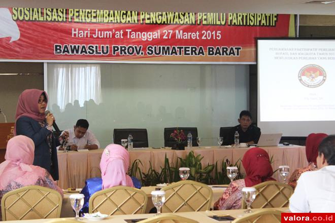 Ketua Bawaslu Sumbar, Elly Yanti saat memberikan paparan dalam kegiatan sosialisasi Pengembangan Pengawasan Pemilu Partisipatif yang melibatkan sejumlah mitra strategis Bawaslu Sumbar di Hotel Basko, 