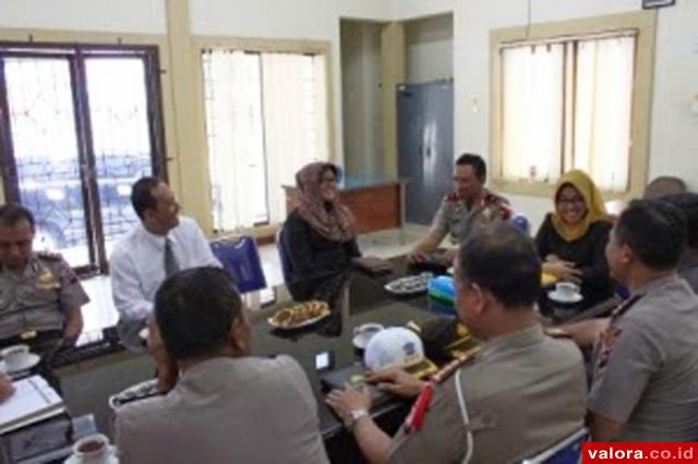 Komisioner Bawaslu Sumbar saat berdialog dengan jajaran Polda Sumbar, saat pelaksanaan pemilu 2014 lalu. (humas bawaslu)