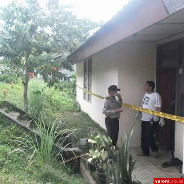 Dua orang personel Polsekta Pauh, memeriksa lokasi ditemukannya mahasiswa FIB Unand dengan kondisi tergantung, Minggu (29/3/2015) jelang siang. (foto info unand)