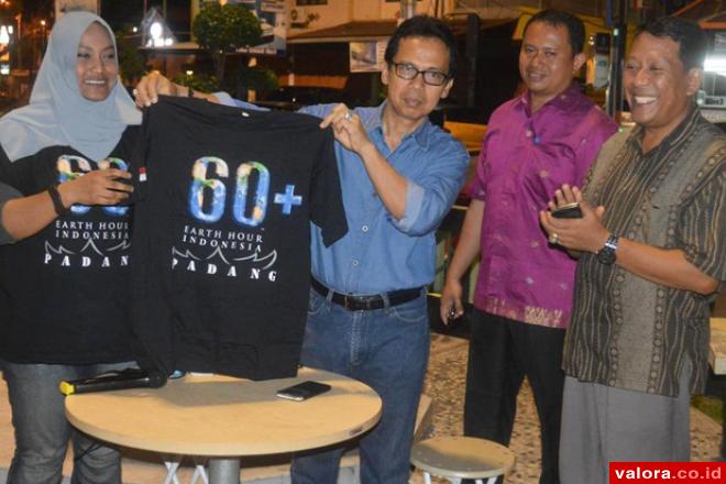 Kepala Bapedalda Padang, Edy Hasmi menerima baju kaos bertemkan earth hour didampingi Mursalim (Kabag Humas) dan Dian Fakri (Kepala Dinas TRTB). (foto humas pemko padang)