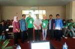 Kepala Dispora Sumbar Priadi Syukur bersama Adib Alfikri (sekretaris Dispora Sumbar) foto bersama us