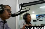 Kepala Cabang DDS Sumbar, Musfiyendra, saat berdialog dengan pendengar salah satu stasiun radio, menyosialisasikan program DDS di berbagai bidang. (foto fb musfiyendra)