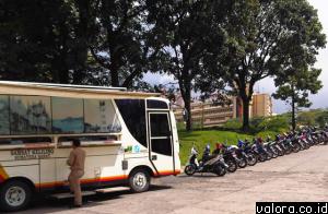 Mobil layanan Samsat Keliling saat melayani warga yang akan membayar pajak di pintu masuk komplek perkantoran PT Semen Padang di kawasan Indarung. (foto perjalananharianku.blogspot.com)