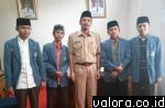 Pengurus IPNU Padangpariaman foto bersama dengan Idarusalam, pimpinan pesantren Nurul Yaqin Ringan-ringan Pakandangan, yang digadang-gadang maju sebagai calon gubernur di pilkada 2015 ini. (muslim/val