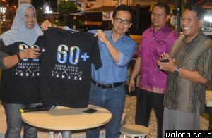 Kepala Bapedalda Padang, Edy Hasmi menerima baju kaos bertemkan earth hour didampingi Mursalim (Kabag Humas) dan Dian Fakri (Kepala Dinas TRTB). (foto humas pemko padang)