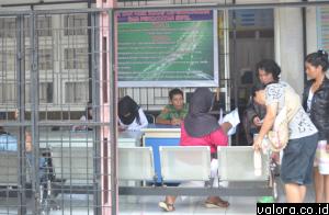 Sejumlah warga tengah mengurus pembuatan Akta Kelahiran Anak di kantor Disdukcapil Kota Padang, Selasa (31/3/2015). (AI Mangindo Kayo/valoranews)