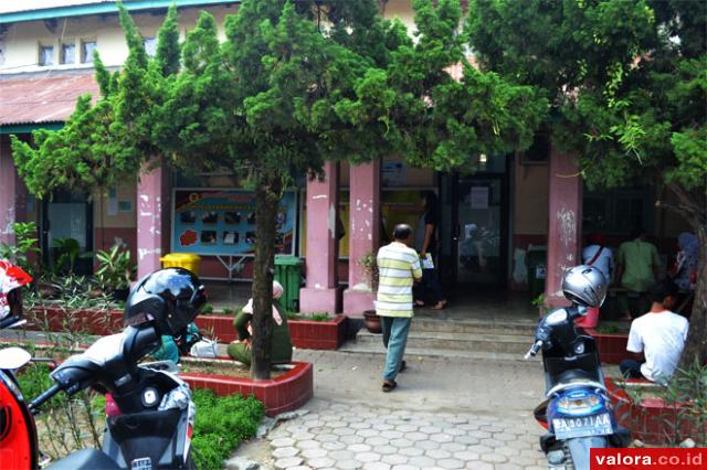 Sejumlah warga tengah mengurus pembuatan Akta Kelahiran Anak di kantor Disdukcapil Kota Padang, Rabu (1/4/2015). (AI Mangindo Kayo/valoranews)