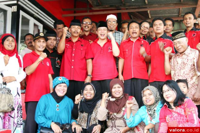 Anggota Komisi Kesehatan DPR RI, Alex Indra Lukman saat bersama konstituennya di daerah Kabupaten Solok pada musim kampanye pemilu 2014. (istimewa)