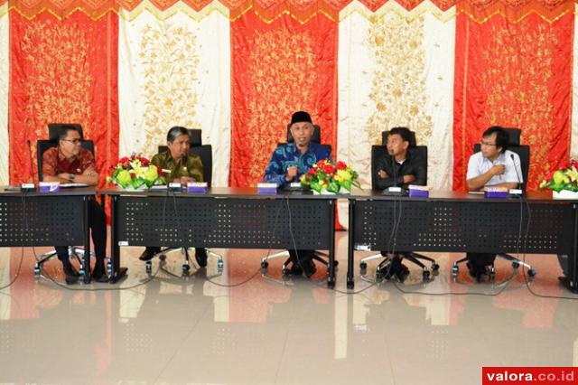 Walikota Padang, H Mahyeldi saat menggelar pertemuan dengan para camat dan lurah se-Kota Padang di balaikota Aia Pacah, Kamis (2/4/2015) membicarakan sampah warga kota. (humas pemko padang)