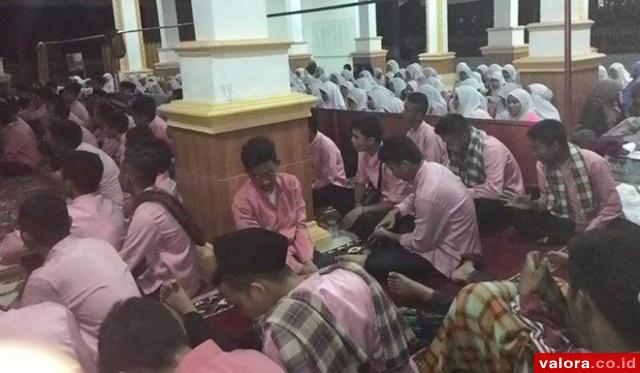 Ratusan siswa kelas XII SMAN 15 Padang, menggelar tahajud berjamaah jelang pelaksanaan ujian nasional, Minggu (5/4/2015) dinihari. Kegiatan ini juga diisi dengan tausyiah oleh Wako Padang, Mahyeldi (humas pemko padang)