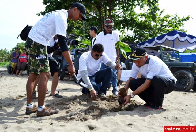 Walikota Padang, Mahyeldi menanam bibit pohon di kawasan pantai Muaro Sasak, Minggu (5/4/2015) dalam kegiatan hari Nelayan Nasional tingkat Kota Padang. (humas pemko padang)