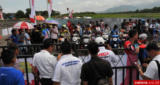 Gubernur Sumbar, Irwan Prayitno didampingi Danlaud Tabing dan Ketua IMI Sumbar, memerhatikan kendaraan pembalap yang akan bertarung dalam Kejuaraan Motorprix Regional 1 Sumatera, Minggu (5/4/2015). (humas pemprov Sumbar)