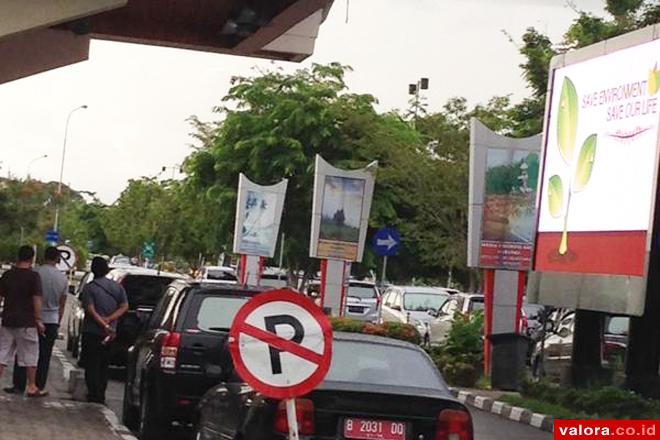 Sebuah mobil plat merah diparkirkan pemiliknya di jalan jalur keluar lokasi parkir BIM, Minggu (5/4/2015). Foto ini diunggah ke jejaring sosial dan jadi tanggapan sejumlah nettizen. (foto dari akun @emildevitra23)