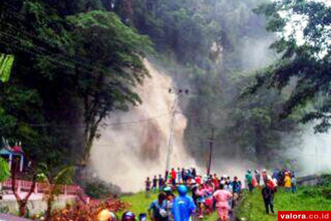 Debit air Terjun Lembah Anai, Minggu (5/4/2015) sore membesar sehingga luapannya menghalangi ruas jalan Padang - Bukittinggi yang ada di depannya. Luapan air ini menyebabkan macet di kedua sisi jalan. (istimewa)