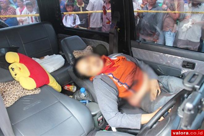 Beginilah kondisi korban Dewi Yulia Sartika (37), saat ditemukan tak bernyawa di atas mobil Katana di SPBU Singkut, Sarolangun, Jambi Senin (6/4/2015) siang. (foto www.sarolangunnews.com)