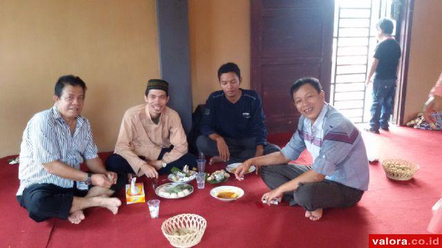 Sebagian pengurus Ikatan Keluarga Minang Pangkalpinang (IKMP) saat arisan bulanan di rumah gadang IKMP, Minggu (12/4/2015). Pengurus berencana memperluas rumah gadang sehingga bisa menampung aktivitas serta kegiatan komersil demi menunjang kas organisasi.