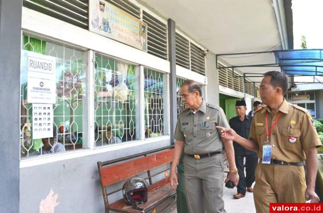 Wawako Padang, Emzalmi meninjau pelaksanaan UN 2015 di SMAN 4 Padang, Senin (13/4/2015), sekitar pukul 09.00 WIB. Rombongan Wawako didampingi Kepala SMAN 4 Abinul Hakim beserta guru dan pengawas. (humas pemko padang)