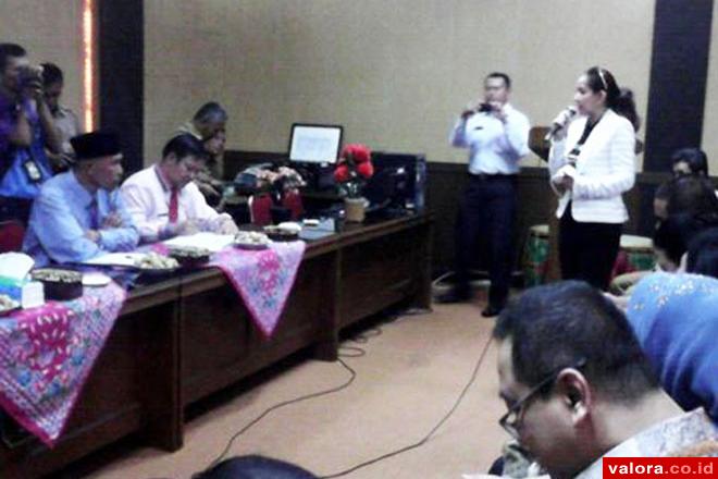 Anggota Komisi X DPR RI, Vina Melinda melemparkan pertanyaan kenapa Kota Padang tak sanggup melakukan UN Online saat berdialog dengan Wako Padang Mahyeldi di SMAN 2 Padang, tadi siang. Komisi X melakukan kunjungan kerja ke Sumbar terkait pelaksanaan UN 20
