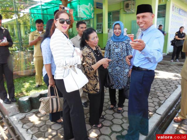 Wako Padang, Mahyeldi berdialog santai dengan anggota Komisi X DPR RI, Vina Melinda, Ceu Popon dan Yayuk Basuki, tadi pagi. Rombongan Komisi X ini melakukan kunjungan kerja terkait pelaksanaan UN hari kedua. (humas pemko Padang)