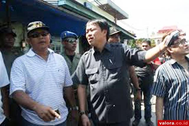 Ketua Fraksi PDIP, PKB dan PBB DRPD Sumbar, Albert Hendra Lukman, saat peristiwa peruntuhan gapura milik HTT Padang di kawasan Pondok, beberapa waktu lalu. (istimewa)
