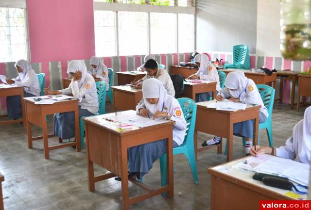 Siswa SMAN 4 Padang, serius mengikuti UN hari pertama, Senin (13/4/2015) lalu. (humas pemko padang)