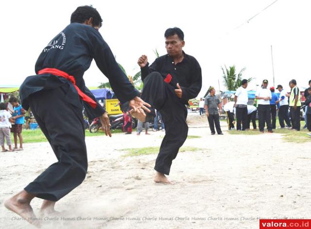 Dua orang pesilat dari perguruan silat &quot;Ampu Silang&quot; memeragakan seni beladiri khas Minangkabau itu di Pantai Muaro Lasak, Purus, Minggu (12/4/2015). (humas pemko Padang)