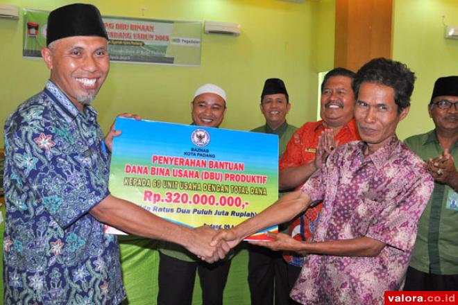 Badan Amil Zakat Nasional (Baznas) Kota Padang membagikan Dana Bina Usaha (DBU) kepada 60 unit usaha binaan, Kamis (9/4/2015). Dana sebesar Rp 320 juta itu diserahkan Walikota Padang, Mahyeldi Ansharullah kepada seluruh Usaha Mikro Kecil Menengah (UMKM) b
