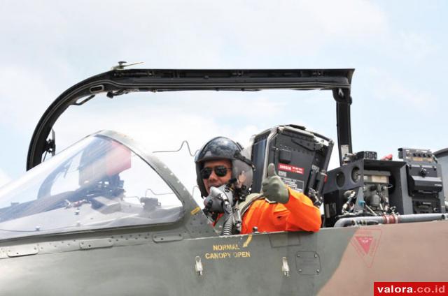Gubernur Sumbar, Irwan Prayitno di dalam kokpit pesawat tempur jenis Hawk 100/200 dari Skadron Udara 12 No Body TT - 0202 di di Bandara International Minangkabau (BIM ) Padang, Selasa (14/4/2015). (humas pemprov Sumbar)