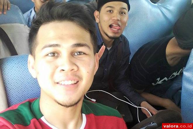 Salah seorang pelajar Indonesia asal Sumbar, Asyam Hafiz berfoto selfie dengan rekan-rekannya di atas bus PMI Indonesia yang akan membawa mereka ke pelabuhan untuk bisa keluar dari Yaman yang tengah dilanda perang saudara. (foto fb Asyam Hafizh)