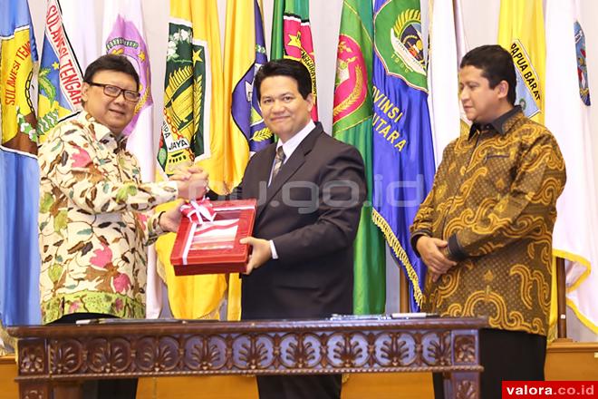 Ketua KPU RI, Husni Kamil Manik menerima DAK2 dari Mendagri Tjahyo Kumolo disaksikan Muhammad (Ketua Bawaslu) di Sasana Bakthi Gedung Kemendagri, Jl. Merdeka Barat No. 7 Jakarta Pusat, Jumat (17/4/2015). (humas kpu ri)