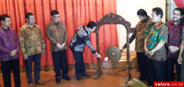 Ketua KPU RI, Husni Kamil Manik memukul gong tanda dimulainya pilkada serentak yang akan ditabuh pada 9 Desember nanti. Launching pilkada serentak ini disaksikan Mendagri Tjahyo Kumulo, Muhammad (ketua Bawaslu) dan stake holder terkait lainnya. (sutrisno/