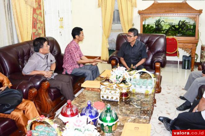 Ketua KPU Sumbar, Amnasmen berdialog dengan Gubernur Sumbar, Irwan Prayitno sekaitan pelaksanaan pilkada serentak di Sumbar, Rabu (16/4/2015). Mulai dari persoalan anggaran hingga detail pelaksanaan pilkada, dibicarakan dalam pertemuan yang juga dihadiri 